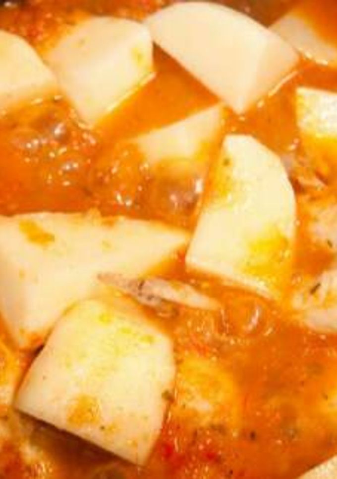 Una foto de Pollo entomatado con papas
