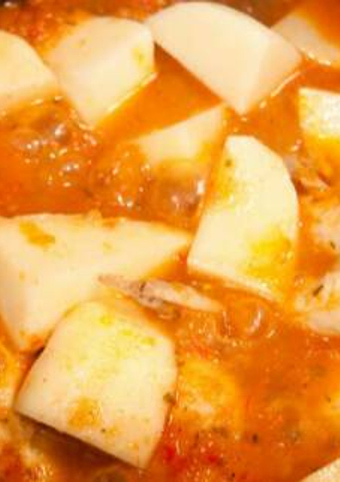 Una foto de Pollo entomatado con papas
