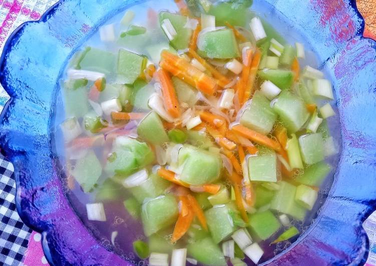 Langkah Mudah untuk Menyiapkan Sayur Bening Labu Siam + Wortel, Menggugah Selera