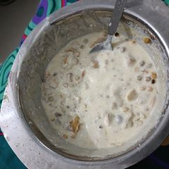 A picture of Samosa dahi chaat.