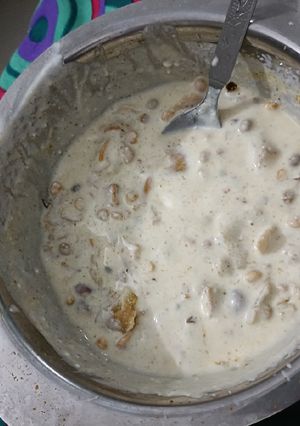 A picture of Samosa dahi chaat.
