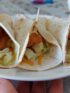 Una foto de Wraps de pollo frito con salsa bigmac casera