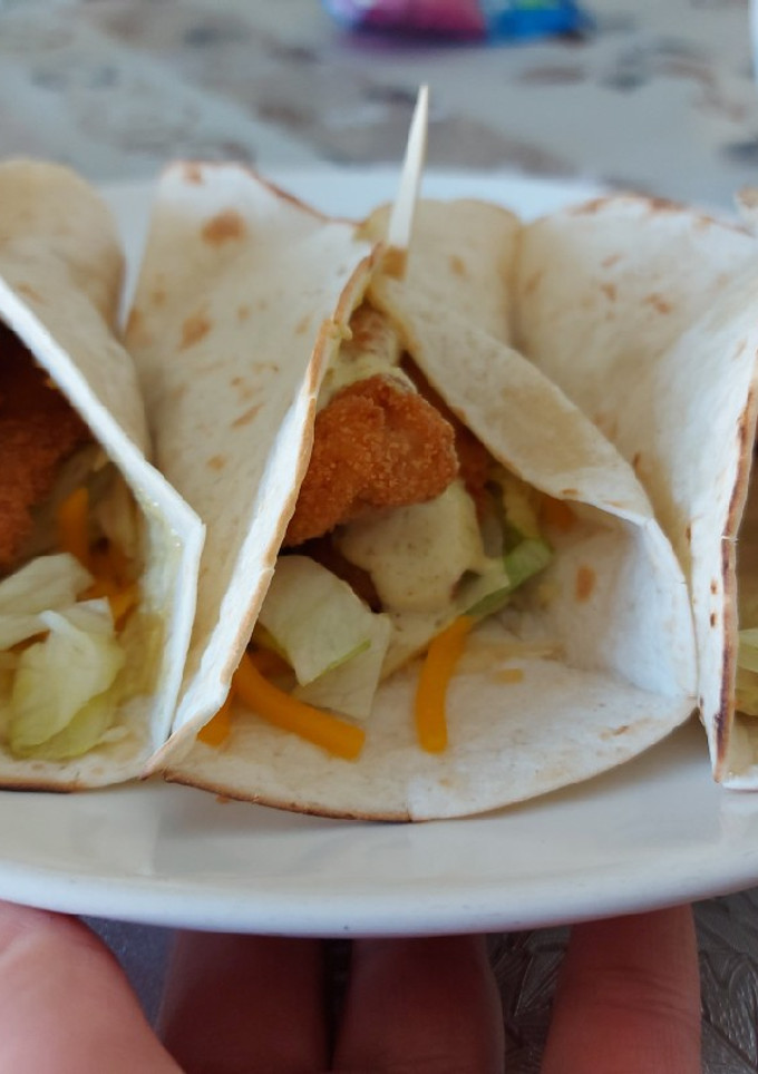Una foto de Wraps de pollo frito con salsa bigmac casera