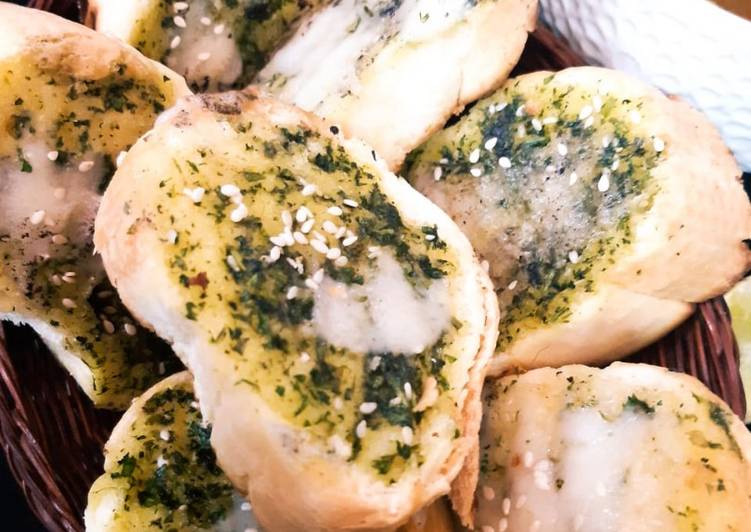 Pesto Cheese Baguette with Classic Vegetable Soup