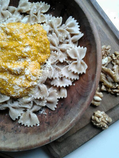 Una foto de Pasta Integral con Pesto de Zanahoria