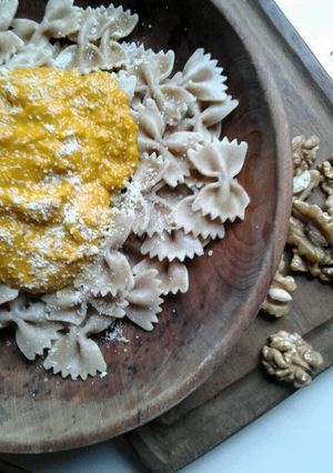 Una foto de Pasta Integral con Pesto de Zanahoria