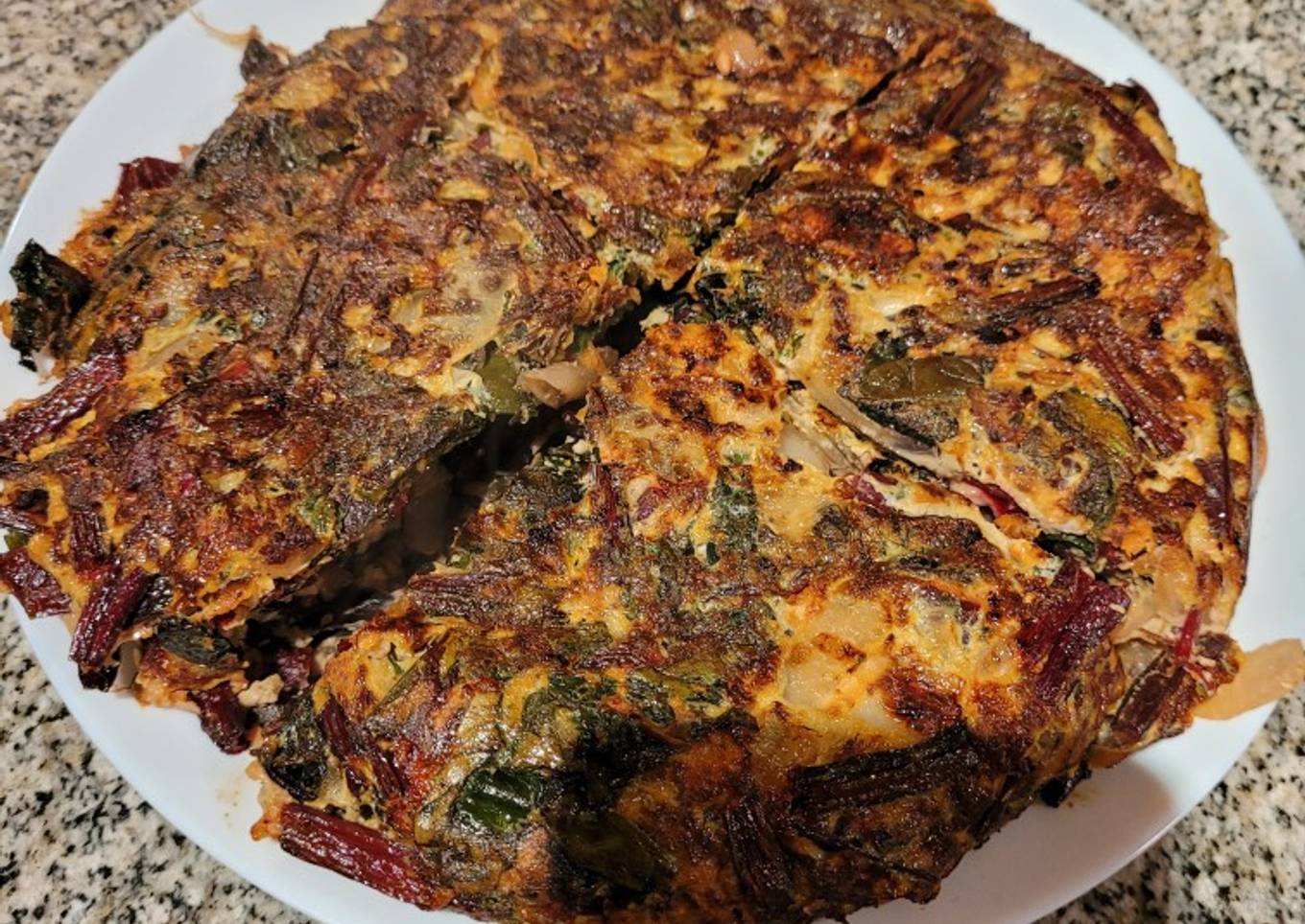 Tortilla de hojas y pencas de remolacha