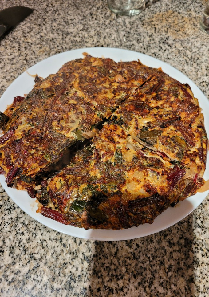 Una foto de Tortilla de hojas y pencas de remolacha