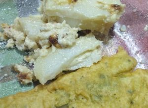 Una foto de Merluza a la marinera con papas a la crema