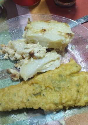 Una foto de Merluza a la marinera con papas a la crema