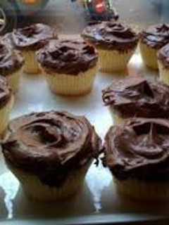 Una foto de Cupcakes de vainilla con glaseado de chocolate (Receta por separado)