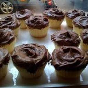 Cupcakes de vainilla con glaseado de chocolate (Receta por separado)