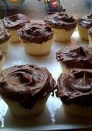 Una foto de Cupcakes de vainilla con glaseado de chocolate (Receta por separado)