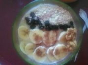 Una foto de batido de avena y bananas