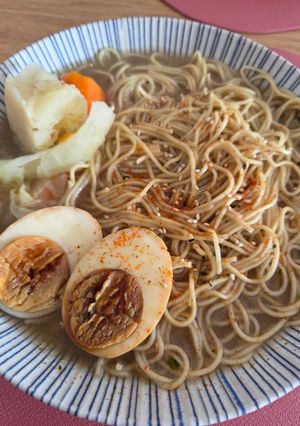 Una foto de Ramen con Caldo de Pollo, Verduras y Miso