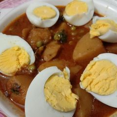A picture of Aloo matar with boiled eggs 🍛🍛🍛.