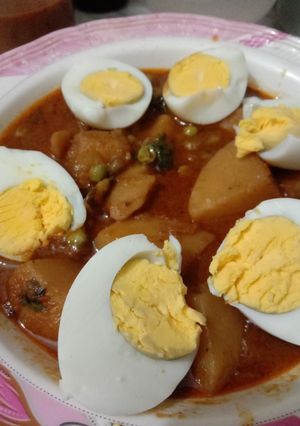 A picture of Aloo matar with boiled eggs 🍛🍛🍛.