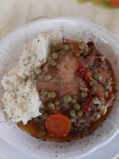 Una foto de Pollo Arvejado con Puré al Orégano