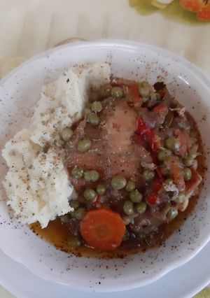 Una foto de Pollo Arvejado con Puré al Orégano