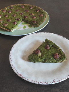 Foto di Torta salata con crema di gambi e foglie di cime di rapa provola e salsiccia