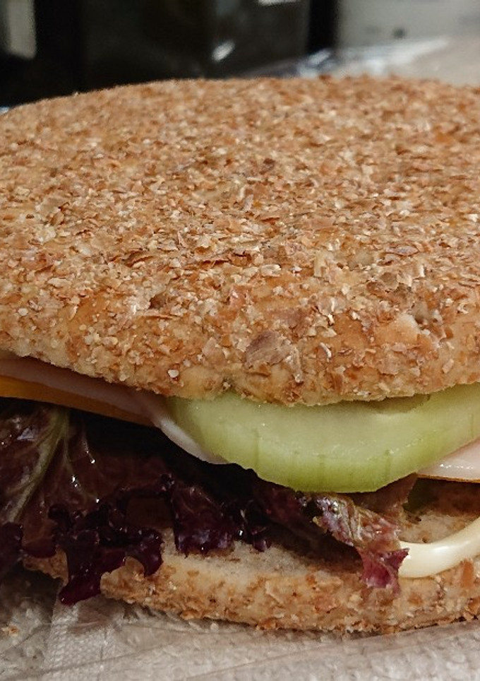 Una foto de Bocata de pavo 🦃 y pepino 🥒