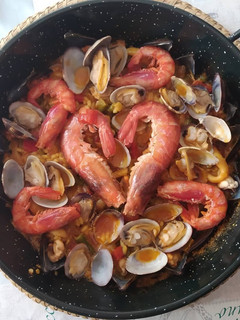 Una foto de Paella de marisco