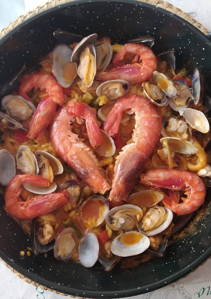 Una foto de Paella de marisco