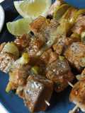 Brochetas de salmón con tamari y salsa de ostras