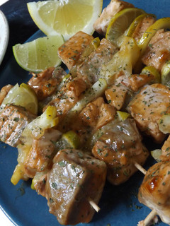 Una foto de Brochetas de salmón con tamari y salsa de ostras