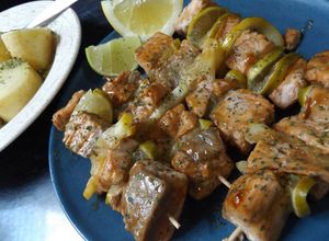 Una foto de Brochetas de salmón con tamari y salsa de ostras