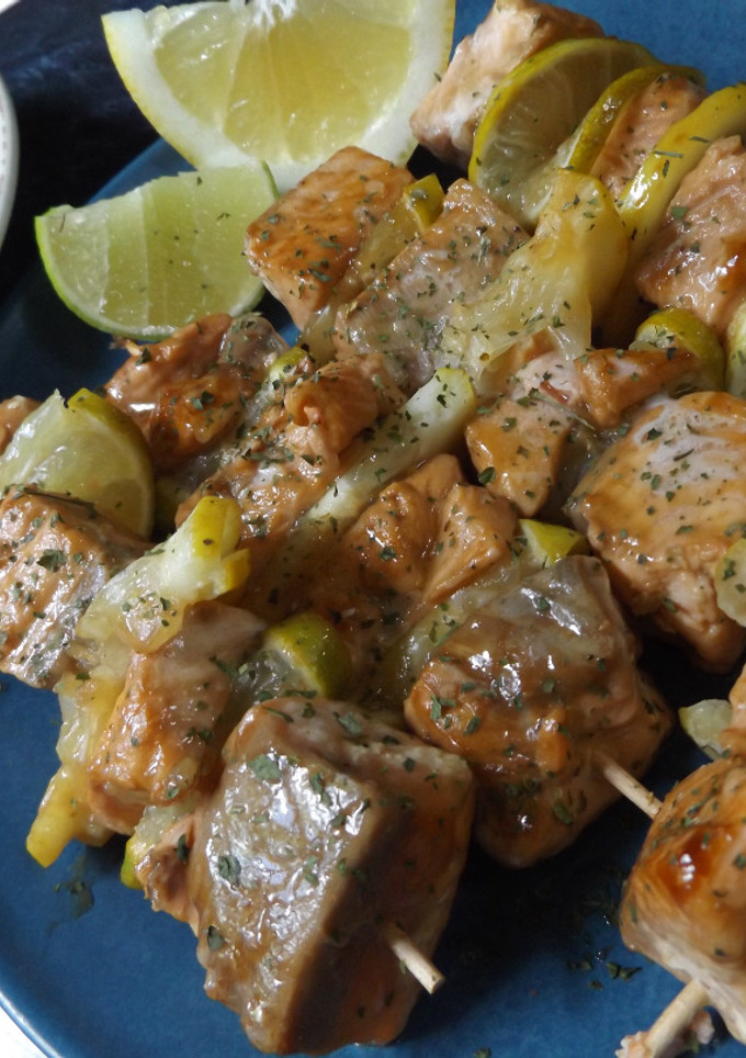 Una foto de Brochetas de salmón con tamari y salsa de ostras