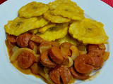Chorizos Guisado con Patacones