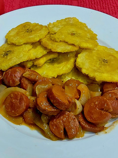 Una foto de Chorizos Guisado con Patacones