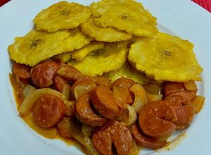 Una foto de Chorizos Guisado con Patacones