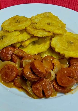 Una foto de Chorizos Guisado con Patacones