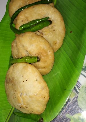 उड़द दाल कचौड़ी (Urad dal kachodi recipe in Hindi) रेसिपी मुख्य फोटो