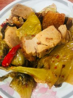 Hình của món Heo quay xào cải chua.