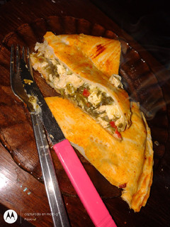 Una foto de Tarta de acelga con pollo y champiñones.