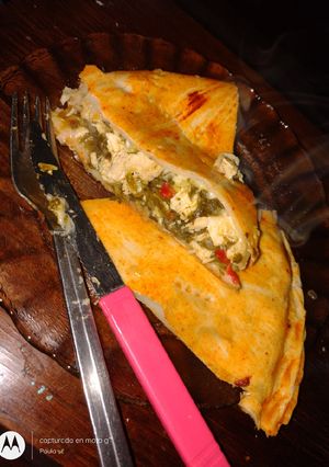 Una foto de Tarta de acelga con pollo y champiñones.