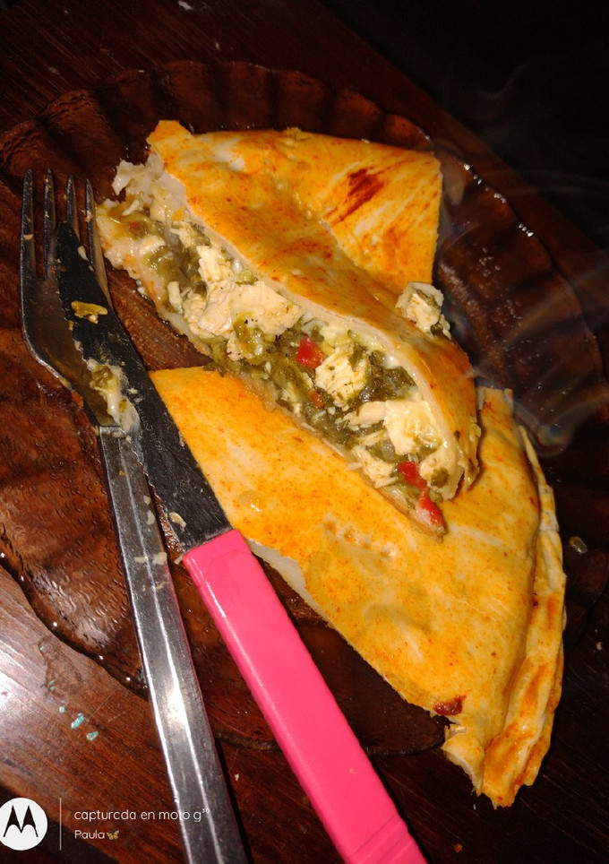 Una foto de Tarta de acelga con pollo y champiñones.