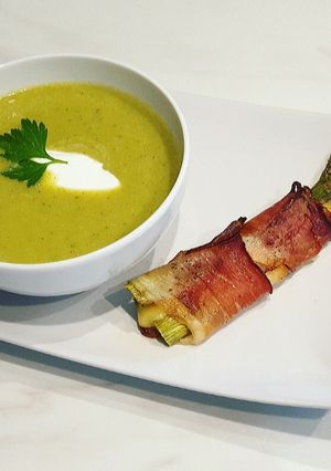 Spárgakrémleves, sonkába tekert füstölt sajtos sült spárgával recept fotója