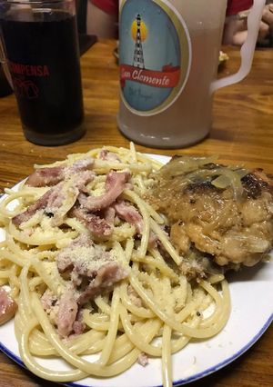 Una foto de Pollo a la cerveza con fideos con crema y jamón 😍
