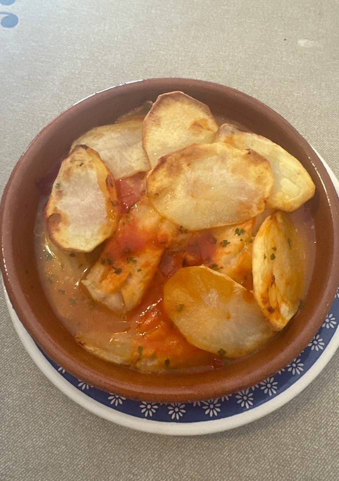 Una foto de Filete de abadejo con patatas y pimientos de piquillo en freidora de aire