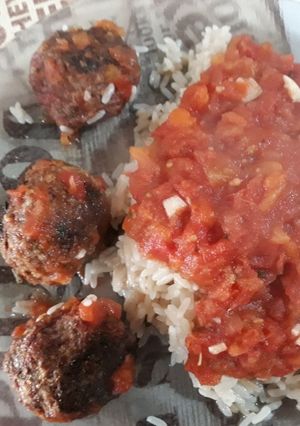 Una foto de Albóndigas caseras con arroz y salsa casera!!!