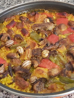 Una foto de Arroz montañes con carne y rovellones al horno