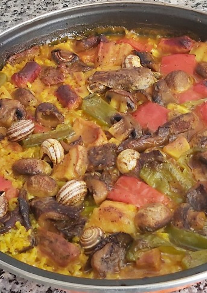 Una foto de Arroz montañes con carne y rovellones al horno