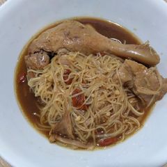A picture of 卤鸭面线 Braised Duck Flour Vermicelli.