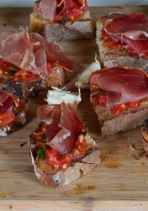 Une photo de Pan con tomate