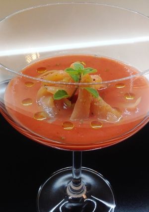 Foto di Gazpacho ai frutti rossi con salmone affumicato