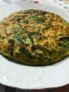 Una foto de Tortilla de espárragos verdes con gambas y ajos